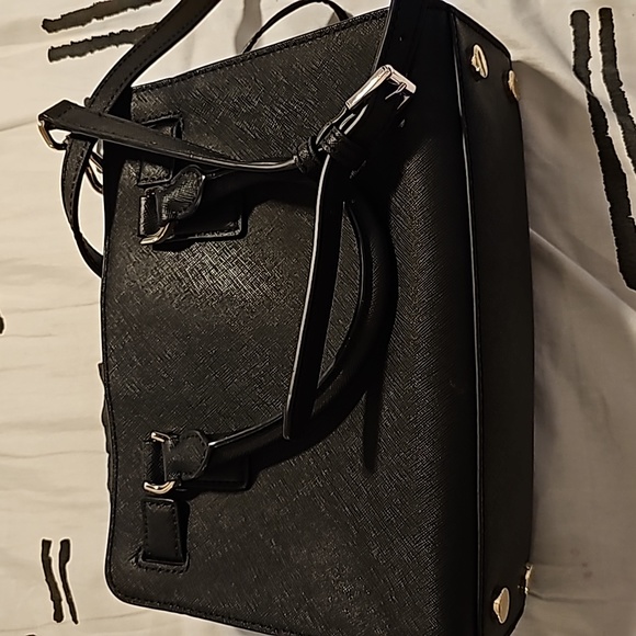 Small, black Michael Kors bag in Great Condition like New ! - Picture 3 of 4